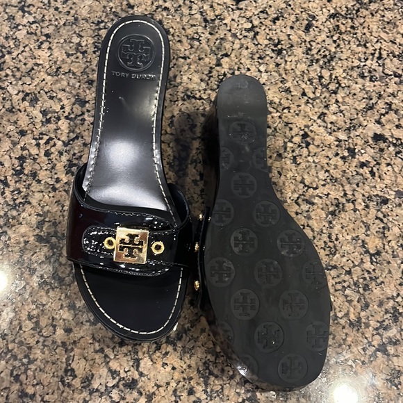 Tory Burch size 8 wedge sandal Rosie patent leather - Picture 5 of 5